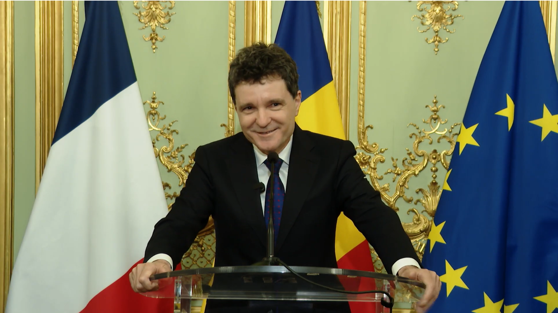 Titlul: „Deciziile privind funcţiile de vârf în Serviciul Român de Informaţii şi Serviciul de Informaţii Externe supuse discuţiilor cu partidele parlamentare, afirmă preşedintele Nicuşor Dan” Preşedintele Nicuşor Dan a anunțat marţi seara, într-o conferinţă de presă susţinută la Paris, că numirile la conducerea Serviciului Român de Informaţii (SRI) şi a Serviciului de Informaţii Externe (SIE) nu se vor face în mod unilateral