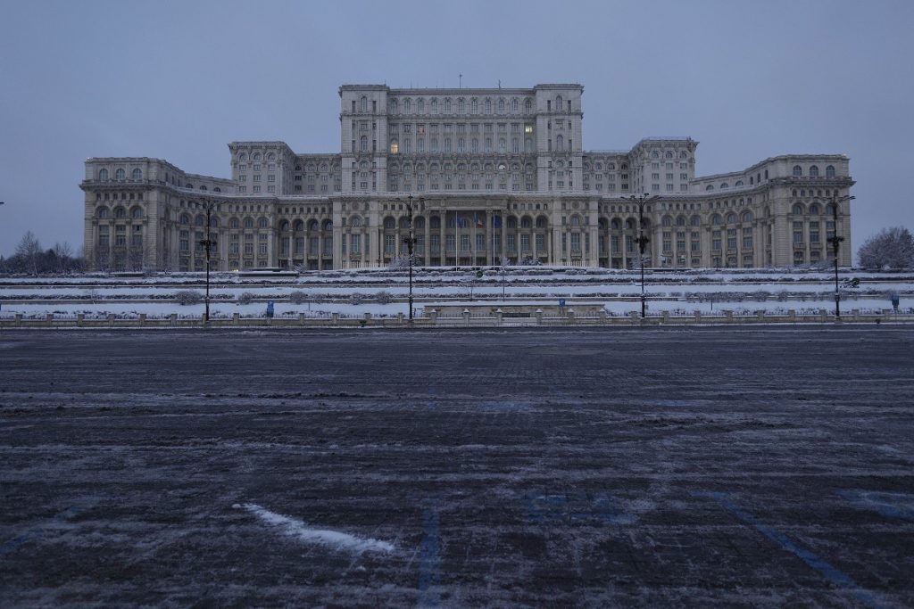 Alimentarea cu apă a sediului central al Parlamentului României a fost sistată temporar joi dimineață, în urma unei intervenții tehnice planificate pe rețelele de distribuție, care va dura până vineri seară