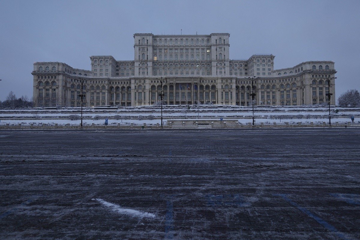 Alimentarea cu apă a sediului central al Parlamentului României a fost sistată temporar joi dimineață, în urma unei intervenții tehnice planificate pe rețelele de distribuție, care va dura până vineri seară