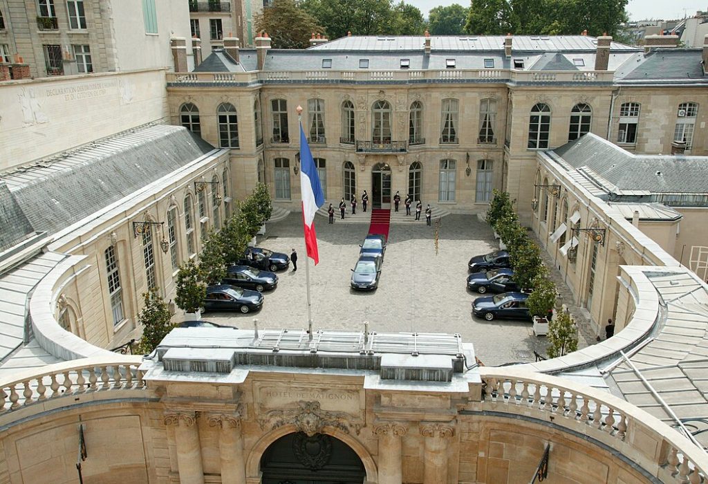 Guvernul francez anunță eliminarea privilegiilor de lux pentru foștii lideri politici Guvernul Franței a decis să renunțe, începând cu 1 ianuarie 2026, la beneficiile pe viață acordate fostelor autorități, în special foștilor prim-miniștri și miniștrilor de interne