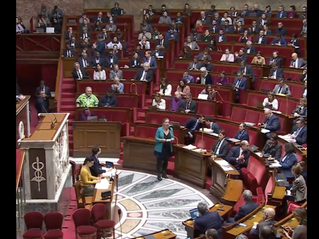 Guvernul minoritar al Franței, condus de prim-ministrul Sébastien Lecornu, a supraviețuit vineri celei de-a doua încercări de a fi înlăturat prin moțiuni de cenzură, într-un context politic marcat de turbulențe și tensiuni în Parlamentul de la Paris