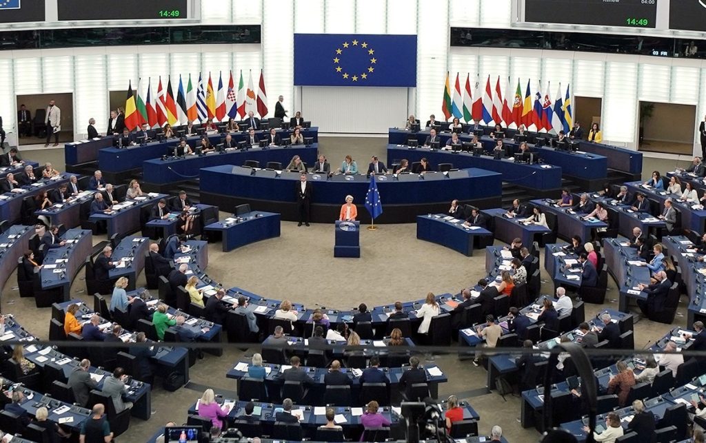 Eurodeputații UDMR amenințați cu sancțiuni politice de PPE după abținerea la votul pentru moțiunea de cenzură împotriva Ursulei von der Leyen Tensiuni interne în PE – sancțiuni împotriva europarlamentarilor UDMR pentru poziția față de moțiunea de cenzură Grupul Partidului Popular European (PPE) a decis să aplice sancțiuni politice eurodeputaților maghiari Loránt Vincze și Iuliu Winkler, membri ai UDMR, după implicarea lor în votul din Parlamentul European referitor la moțiunea de cenzură împotriva președintei Comisiei Europene, Ursula von der Leyen