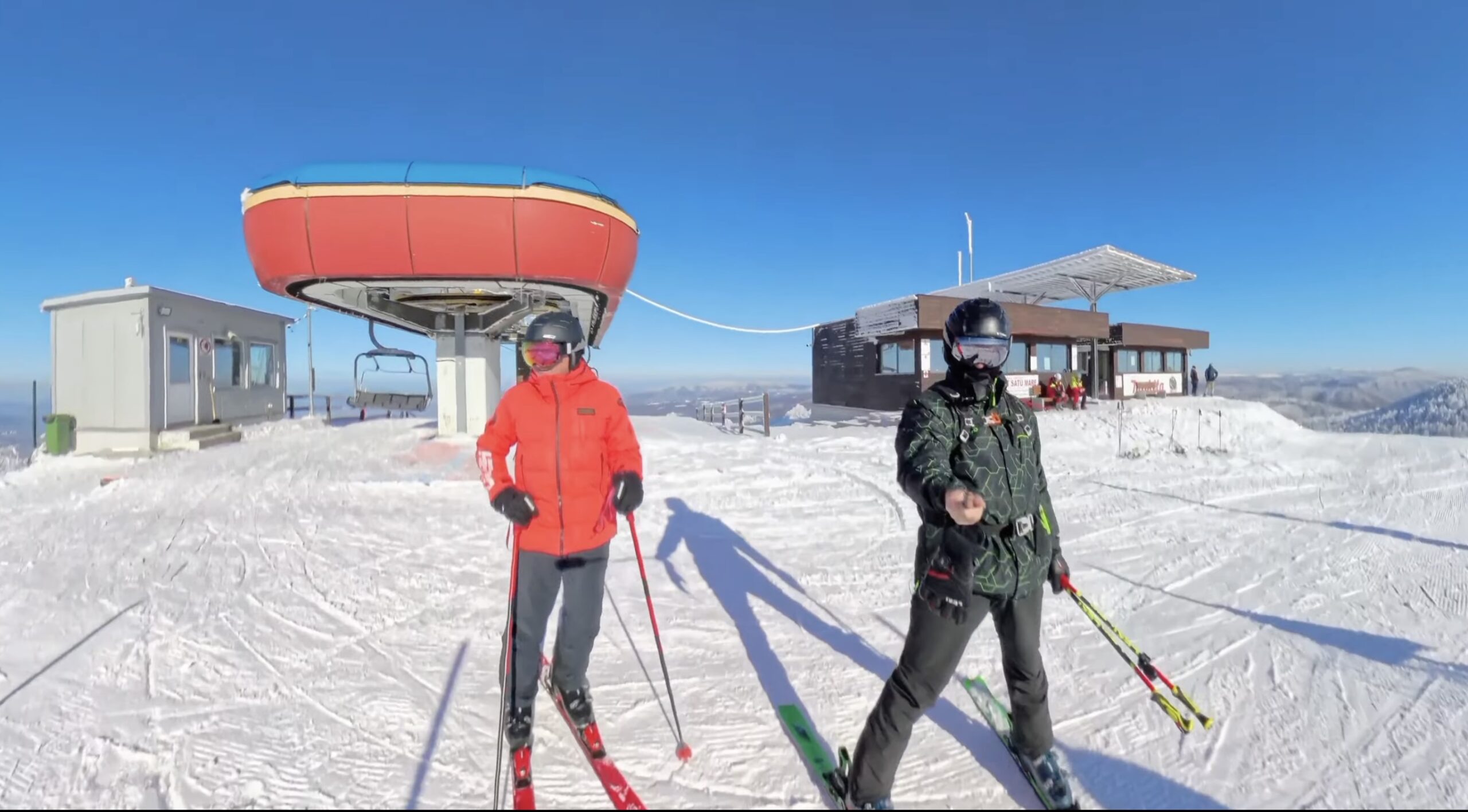 Luna Şes se redeschide pentru pasionații sporturilor de iarnă, marcând începutul oficial al sezonului de schi în județul Satu Mare După trei ani în care condițiile meteorologice și lipsa infrastructurei adecvate au îngreuiat funcționarea, singura pârtie de schi din județul Satu Mare, situată în stațiunea Luna Şes, va fi oficial deschisă publicului începând de marți, 6 ianuarie
