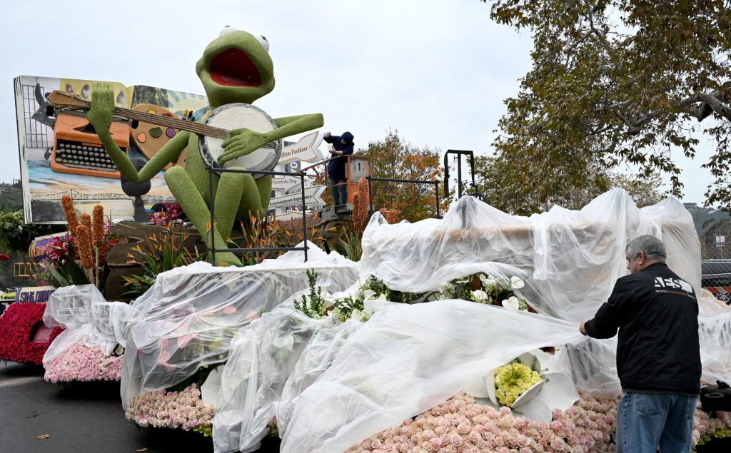 Pasadena gets a steady dose of New Year’s Eve rain, a precursor to likely showers on Rose Parade – Orange County Register