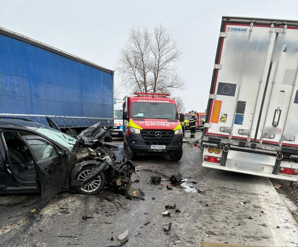 O persoană a rămas încarcerată, pompierii intervin la fața locului