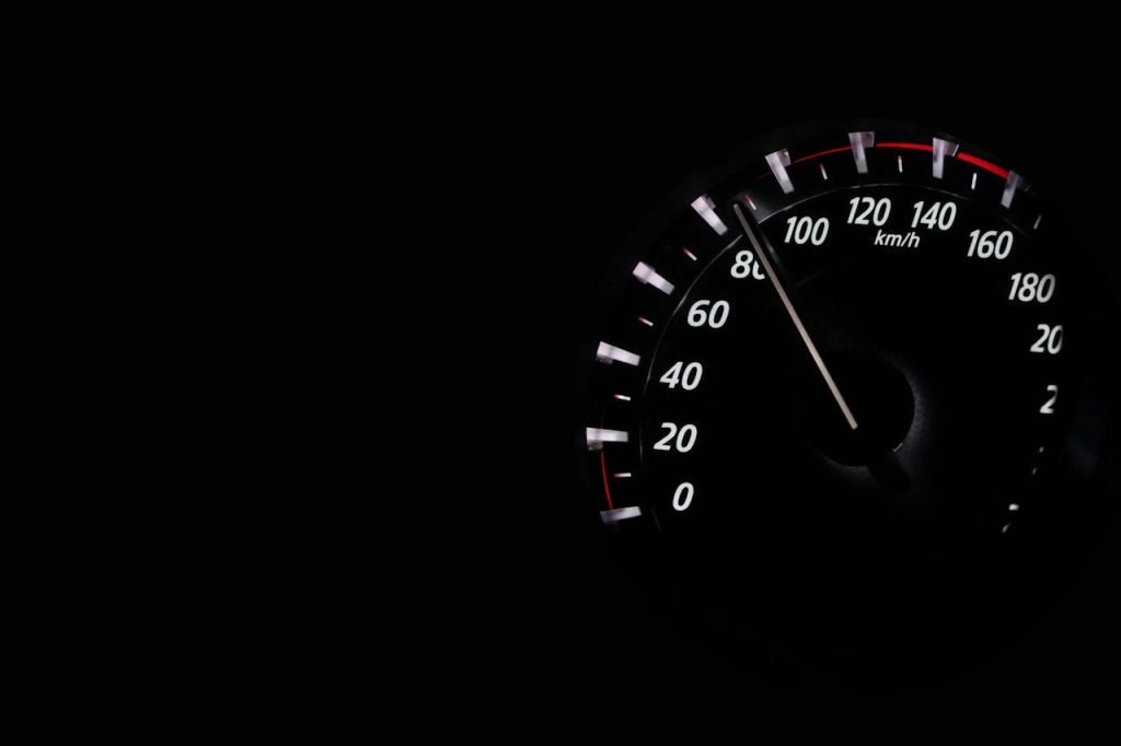 Prețurile pentru asigurările RCA, obligatorii pentru orice vehicul auto în România, vor avea o evoluție variată în anul 2026, în funcție de segmentul de piață și criteriile de tarifare utilizate de companiile de asigurări