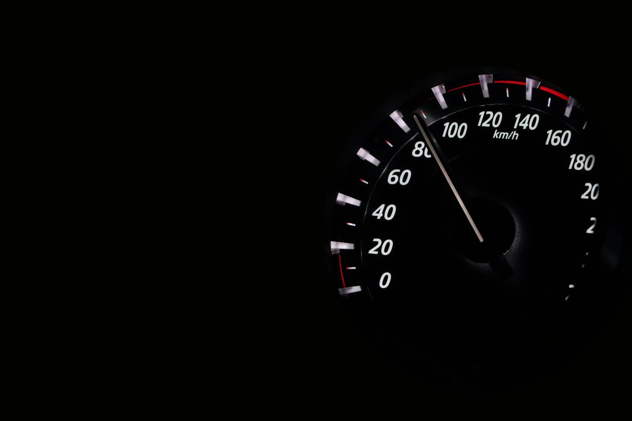 Prețurile pentru asigurările RCA, obligatorii pentru orice vehicul auto în România, vor avea o evoluție variată în anul 2026, în funcție de segmentul de piață și criteriile de tarifare utilizate de companiile de asigurări