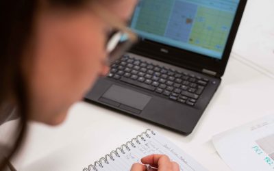 Profesor-cursuri-online-invatare-digitala-tableta-Pexels-scaled.jpg - JurnalUrban