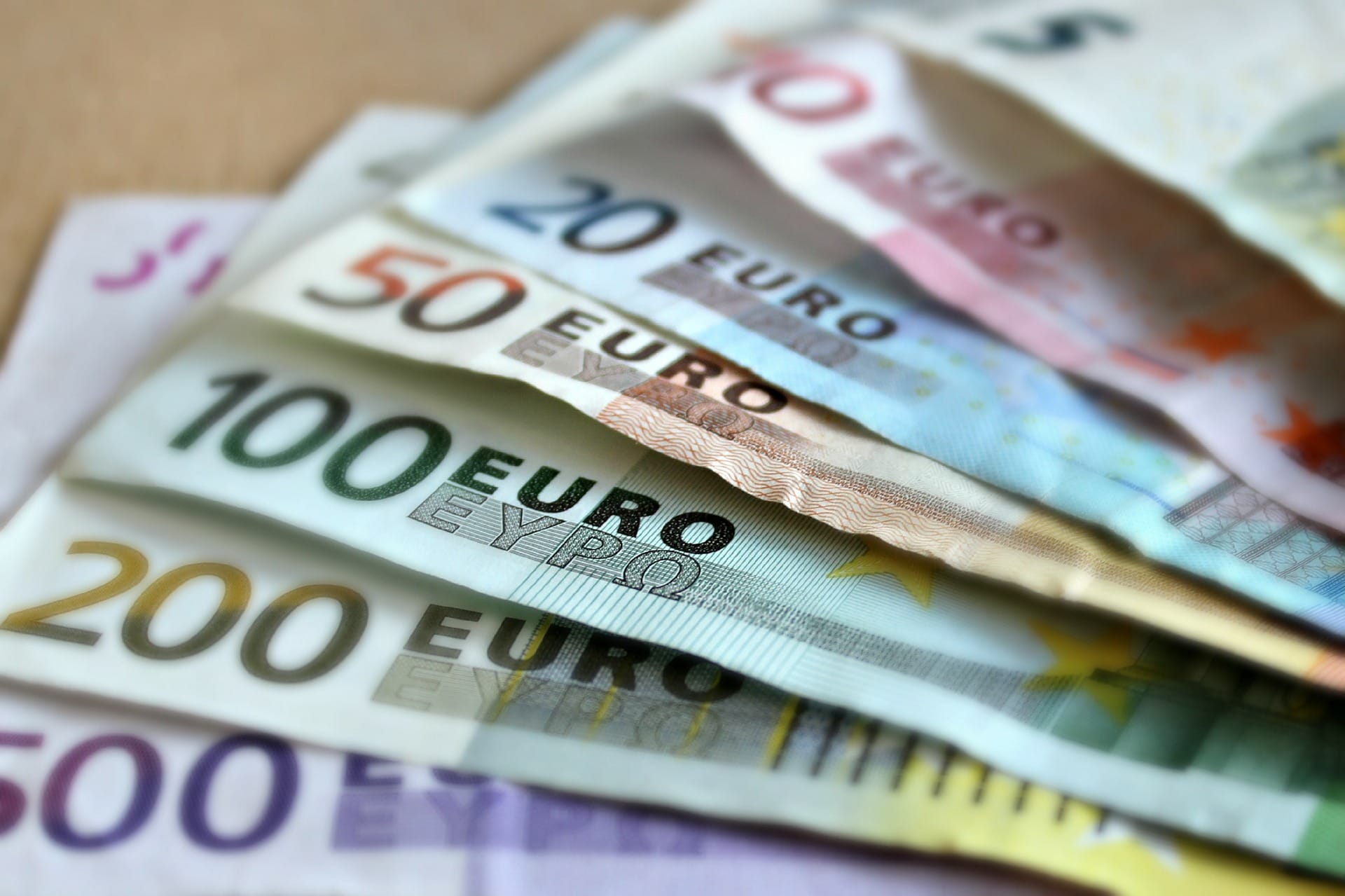 Guvernul României a anunţat, în şedinţa sa de vineri, o majorare semnificativă a valorii Programului de emisiuni de titluri de stat “Medium Term Notes” (MTN), cu nouă miliarde de euro