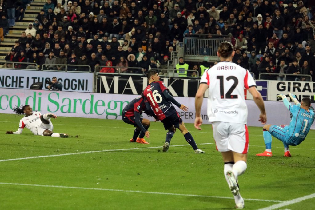 Milan începe anul în forță: victorie cu Cagliari datorită lui Leao AC Milan a început anul 2026 cu o victorie importantă în Serie A, impunându-se cu 1-0 în fața celor de la Cagliari