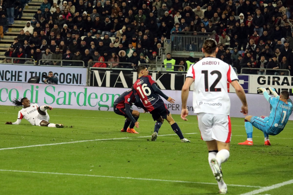 Milan începe anul în forță: victorie cu Cagliari datorită lui Leao AC Milan a început anul 2026 cu o victorie importantă în Serie A, impunându-se cu 1-0 în fața celor de la Cagliari