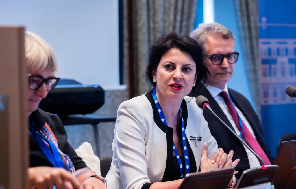 Judecătoarea Ramona Grațiela Milu, membră a Curții de Apel și reprezentant al acesteia în cadrul Consiliului Superior al Magistraturii, a făcut recent un apel dur la adresa sistemului judiciar, reclamând un fenomen negativ care pare a infecta toate nivelurile: clientelismul