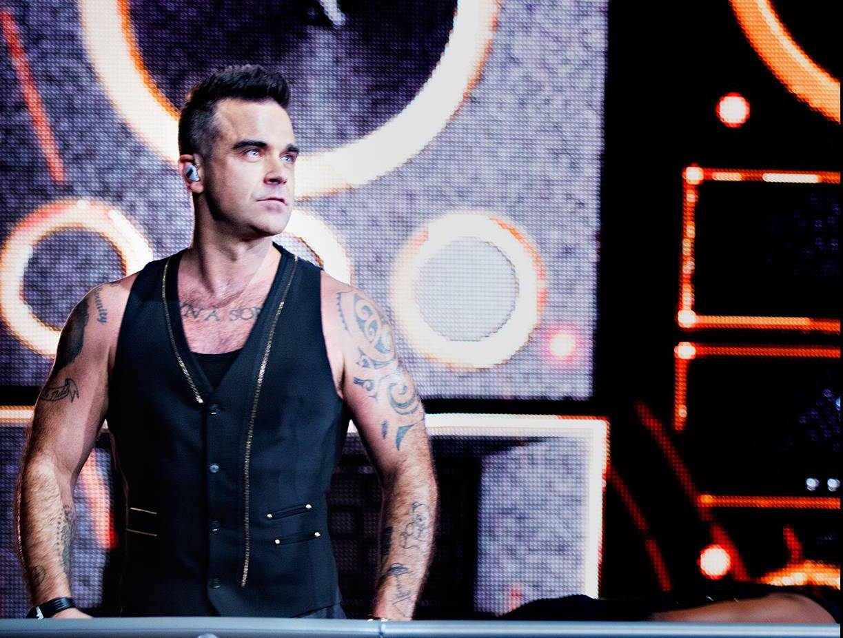 Robbie Williams lansează albumul „Britpop” și reinterpretează muzica anilor ’90