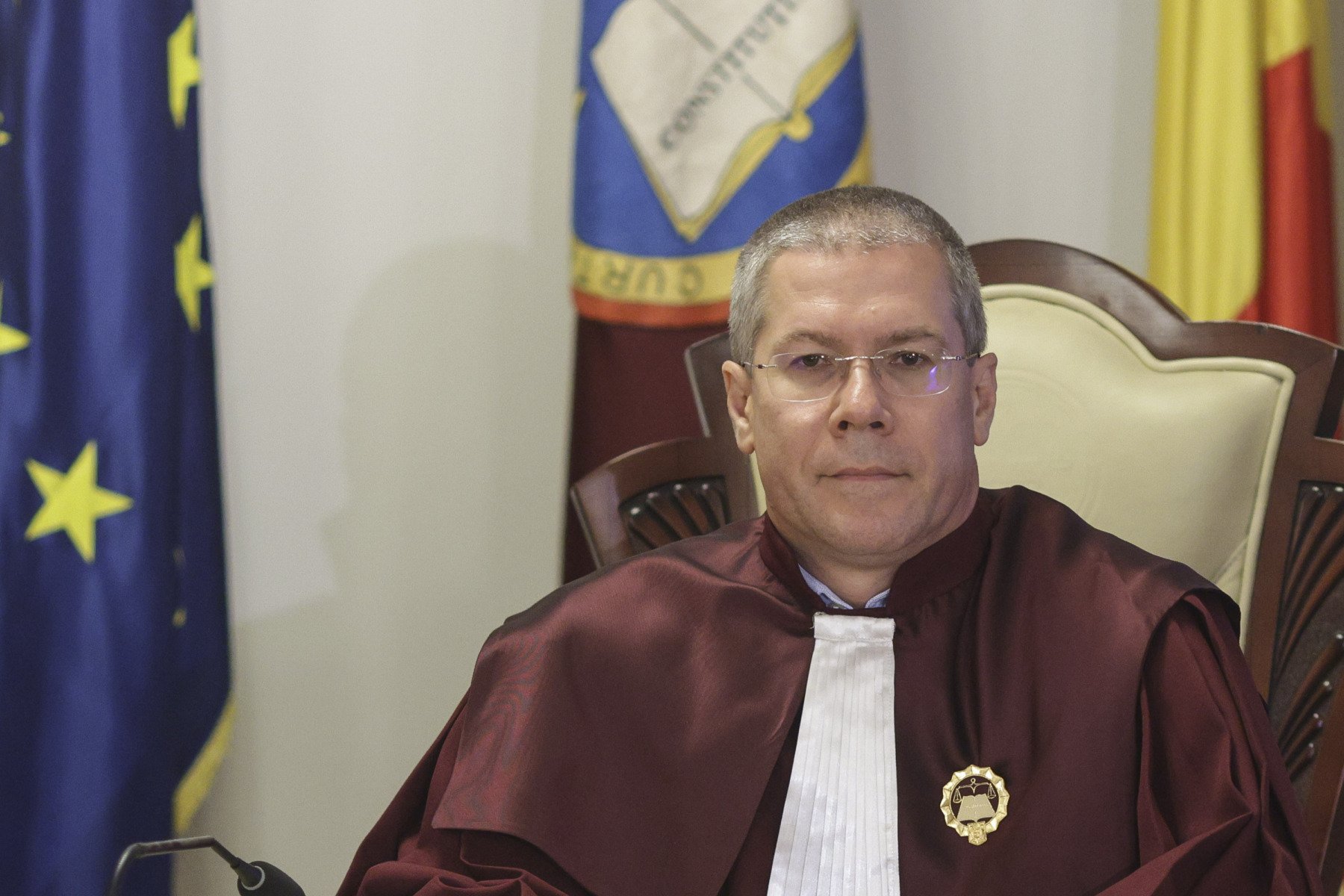 Universitatea Babeș-Bolyai respinge acuzațiile privind vechimea judecătorului CCR Dacian Dragoș Universitatea Babeș-Bolyai (UBB) a emis un comunicat ferm prin care respinge acuzațiile aduse judecătorului Curții Constituționale, Dacian Dragoș, referitoare la nerespectarea condiției de vechime de 18 ani în specialitatea juridică pentru ocuparea unei funcții de judecător CCR