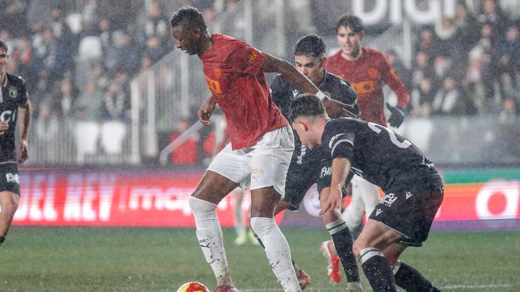 Valencia se impune în fața Burgos cu 2-0 în Cupa Spaniei Valencia a obținut o victorie convingătoare în fața celor de la Burgos, scor 2-0, într-un meci din cadrul Cupei Spaniei