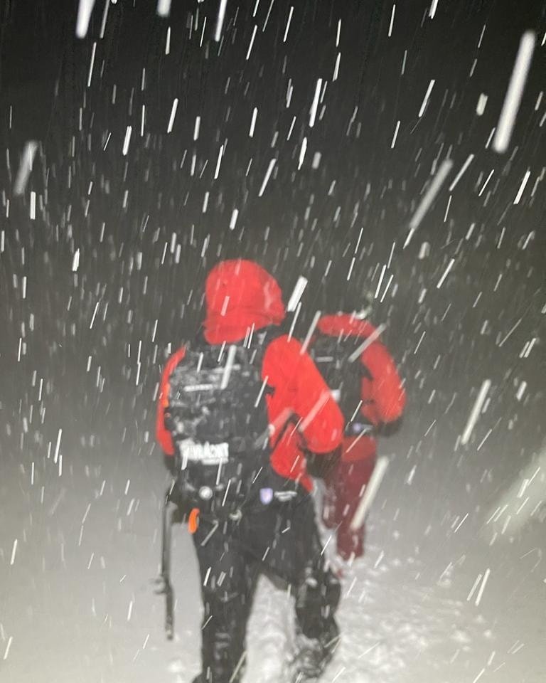 Un bărbat ucrainean în vârstă de 31 de ani, prins într-o situație extrem de gravă în Munții Maramureșului, a fost salvat din ghearele iernii după o operațiune întortochiată de intervenție