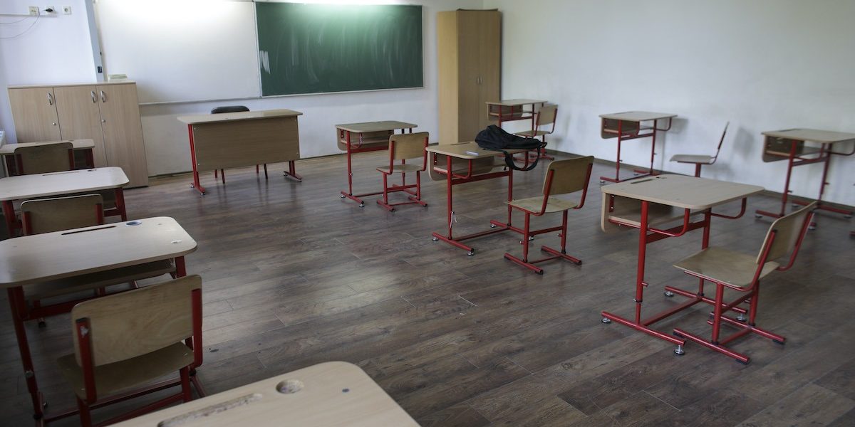 Scoala-clasa-goala-banci-tabla-Foto-INQUAM-Photos-Octav-Ganea.jpg - JurnalUrban