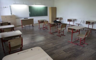 Scoala-clasa-goala-banci-tabla-Foto-INQUAM-Photos-Octav-Ganea.jpg - JurnalUrban