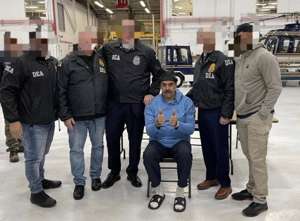 Nicolás Maduro, președintele Venezuelei, a fost surprins vineri seara într-o scenă de o rară și spectaculoasă confruntare cu autoritățile din Statele Unite, chiar atunci când era escortat către o închisoare de maximă siguranță din New York