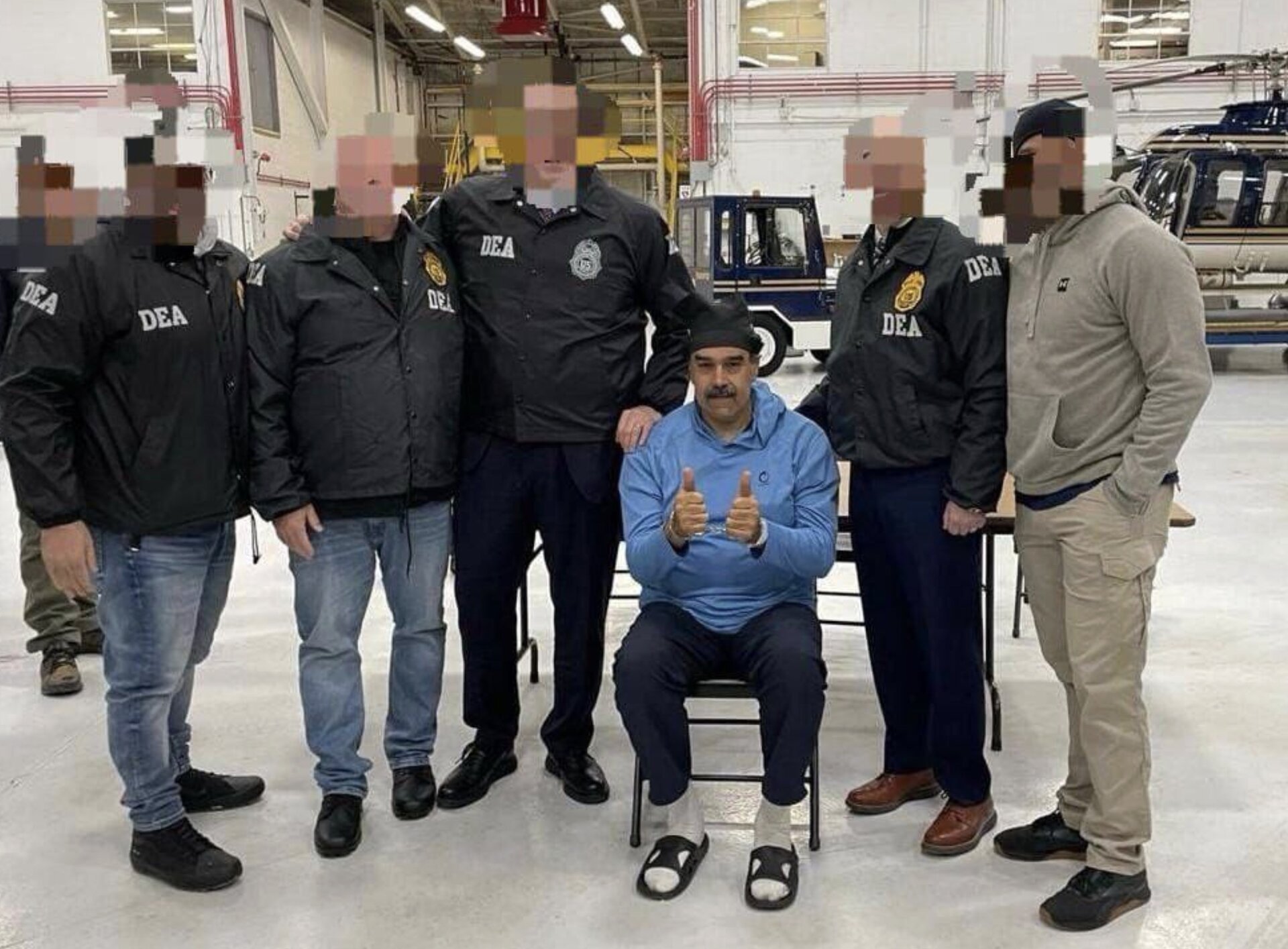 Nicolás Maduro, președintele Venezuelei, a fost surprins vineri seara într-o scenă de o rară și spectaculoasă confruntare cu autoritățile din Statele Unite, chiar atunci când era escortat către o închisoare de maximă siguranță din New York