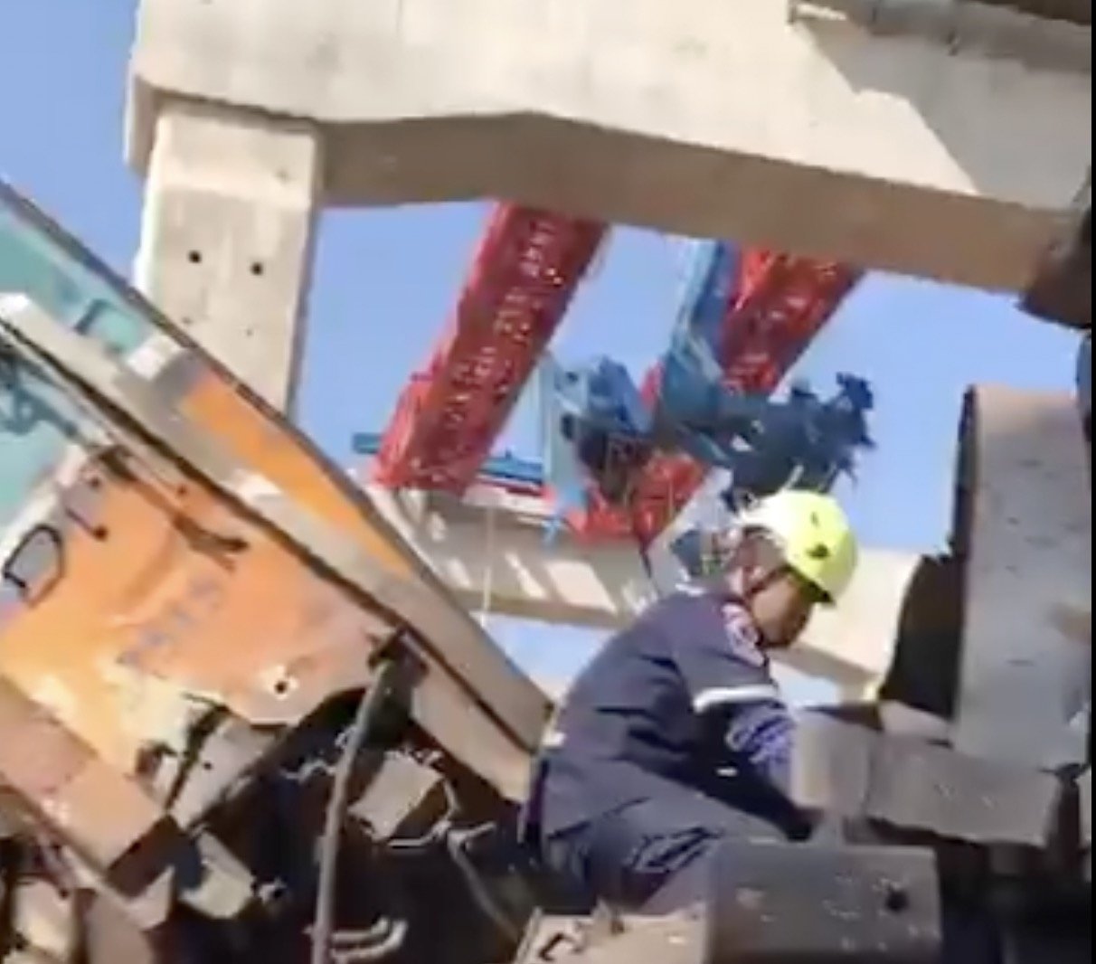 Tragedie feroviara în Thailanda: cel puțin 22 de morți și peste 30 de răniți după prăbușirea unei macarale Un accident feroviar devastator s-a petrecut recent în nordul Thailandei, soldat cu cel puțin 22 de vieți pierdute și peste 30 de răniți, după ce o macara a căzut pe o linie de cale ferată, provocând un scandal și o reacție extrem de puternică din partea autorităților locale