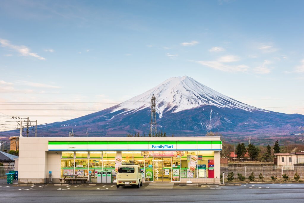 Turiști fascinați de o incursiune în istoria Japoniei, într-o clădire plină de mistere Un grup de turiști a avut recent oportunitatea inedită de a descoperi o parte din cultura japoneză, într-un cadru ce pare desprins dintr-o altă epocă