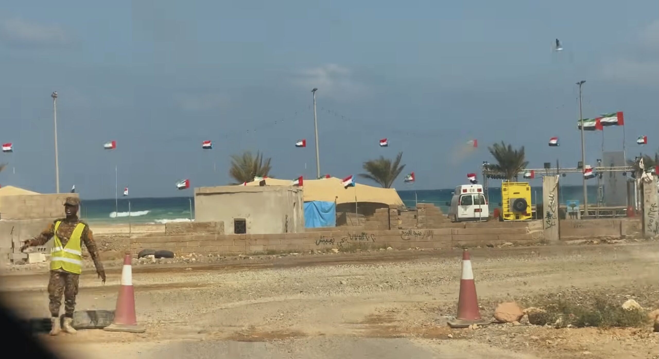 Situație tensionată pe insula Socotra: sute de turiști blocați din cauza reluării conflictelor din Yemen Insula Socotra, faimoasă pentru biodiversitatea sa unică și peisajele spectaculoase, a devenit recent scena unei crize umanitare și turistice fără precedent