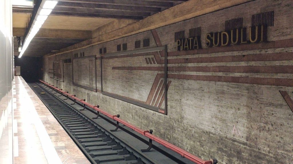 Incident la metroul din București: o femeie rănită grav după ce a fost prinsă sub garnitura trenului în stația Constantin Brâncoveanu Un incident grav s-a produs astăzi la stația de metrou Constantin Brâncoveanu, din sectorul 4 al Capitalei, în urma căruia o femeie de aproximativ 60 de ani a fost urmărită de echipajele de intervenție