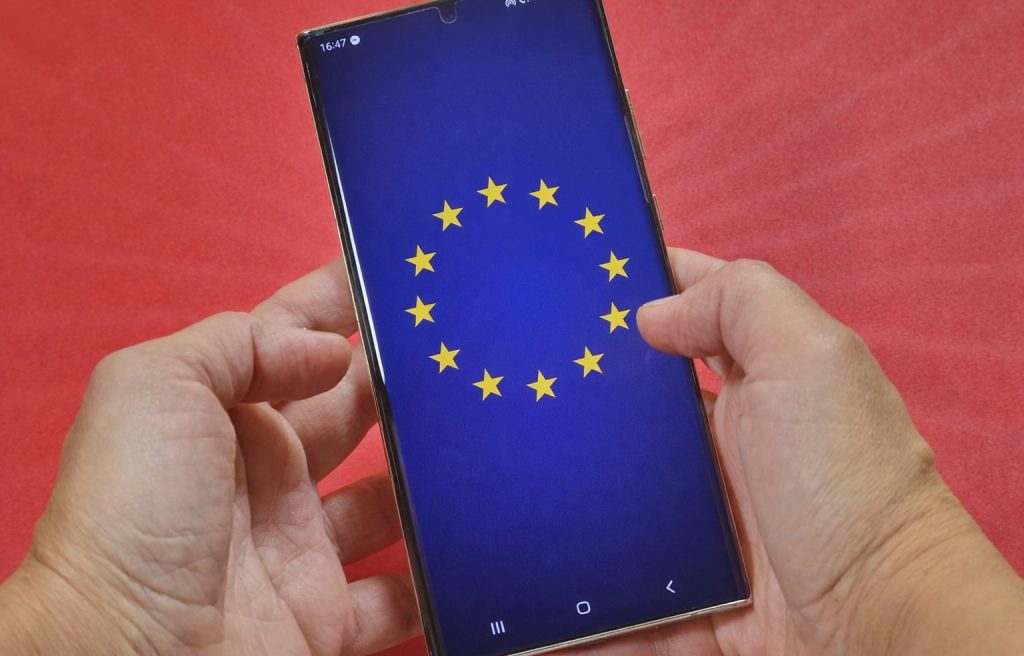 Uniunea Europeană pare să fi făcut un pas important în direcția prelungirii duratei de viață a smartphone-urilor prin introducerea unor reguli de ecodesign, însă un detaliu legal neașteptat scoate la iveală o portiță prin care producătorii pot menține dispozitivele “în viață” doar cu actualizări minore, adesea insuficiente pentru a reflecta evoluția sistemelor de operare
