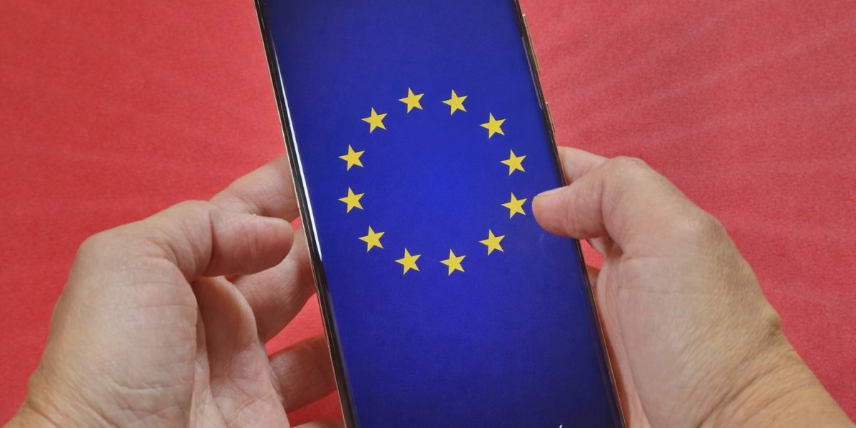 Telefoane-mobile-update-android-lege-UE.jpg - JurnalUrban