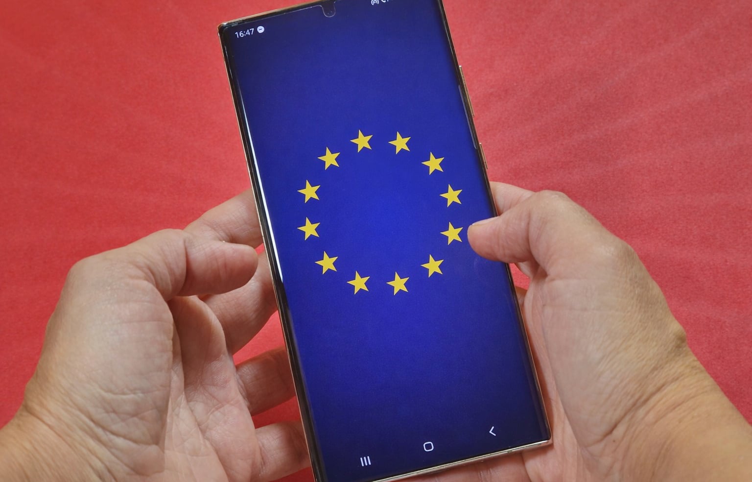 Uniunea Europeană pare să fi făcut un pas important în direcția prelungirii duratei de viață a smartphone-urilor prin introducerea unor reguli de ecodesign, însă un detaliu legal neașteptat scoate la iveală o portiță prin care producătorii pot menține dispozitivele “în viață” doar cu actualizări minore, adesea insuficiente pentru a reflecta evoluția sistemelor de operare
