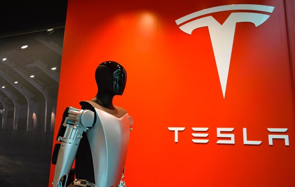 Elon Musk anunță lansarea robotilor Optimus până în 2027, recunoscând optimismul căl.