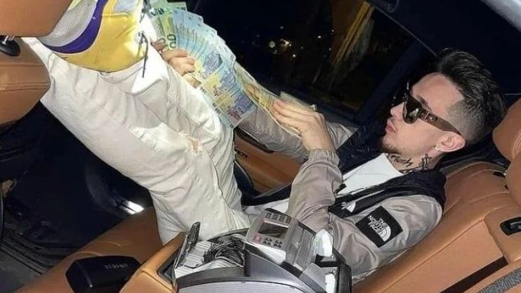 Trapperul MGK, reținut după o bătaie într-o sală de fitness din București. Șapte tineri, prinși cu cuțite, săbii și pistoale