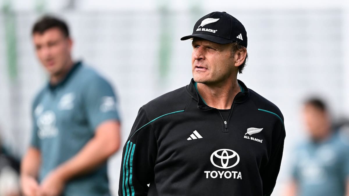 Scott Robertson se retrage de la conducerea echipei All Blacks Scott Robertson, antrenorul echipei naționale de rugby a Noii Zeelande, a decis să-și încheie contractul mai devreme, după un sezon marcat de controverse și rezultate inconsistente