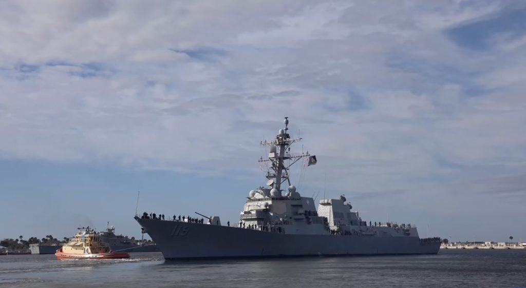 Marina militară a Statelor Unite întărește prezența în Orientul Mijlociu, ca răspuns la intensificarea tensiunilor în regiune O nouă mișcare strategică a Statelor Unite în Orientul Mijlociu a generat alarmă și discuții la nivel internațional, odată cu sosirea unei nave de război americane, USS Delbert D