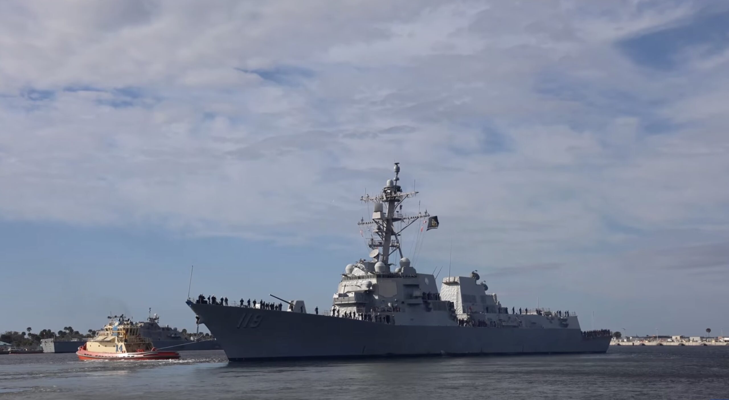 Marina militară a Statelor Unite întărește prezența în Orientul Mijlociu, ca răspuns la intensificarea tensiunilor în regiune O nouă mișcare strategică a Statelor Unite în Orientul Mijlociu a generat alarmă și discuții la nivel internațional, odată cu sosirea unei nave de război americane, USS Delbert D