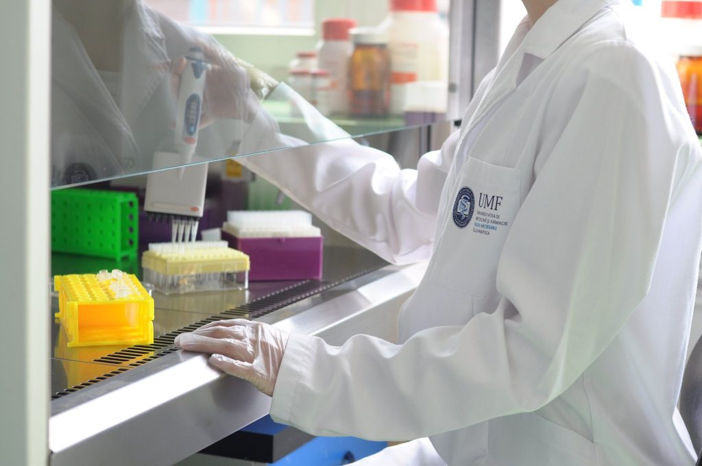 Universitatea de Medicină și Farmacie din Cluj-Napoca, una dintre cele mai prestigioase instituții de învățământ superior din România, se află în mijlocul unui scandal juridic după ce un student a contestat decizia de exmatriculare și suspendare a anului academic