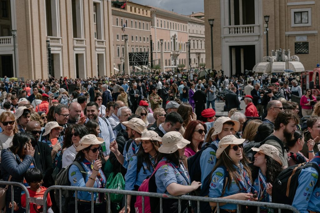 Record mondial de pelerini: Roma a primit peste 33,5 milioane de vizitatori în 2025, în timpul Anului Sfânt Catolic În ultimul an, Roma a găzduit un număr extraordinar de turiști și pelerini, marcând un nou record pentru capitala Italiei și pentru întreaga Biserică Catolică