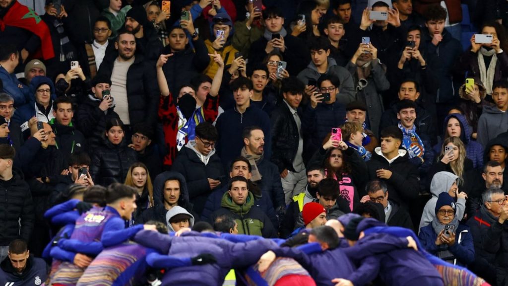 Tensiuni aprinse în derby-ul dintre Espanyol și Barcelona Duelul dintre Espanyol și Barcelona, disputat la RCDE Stadium, a fost marcat nu doar de intensitate pe teren, ci și de o atmosferă explozivă în tribune