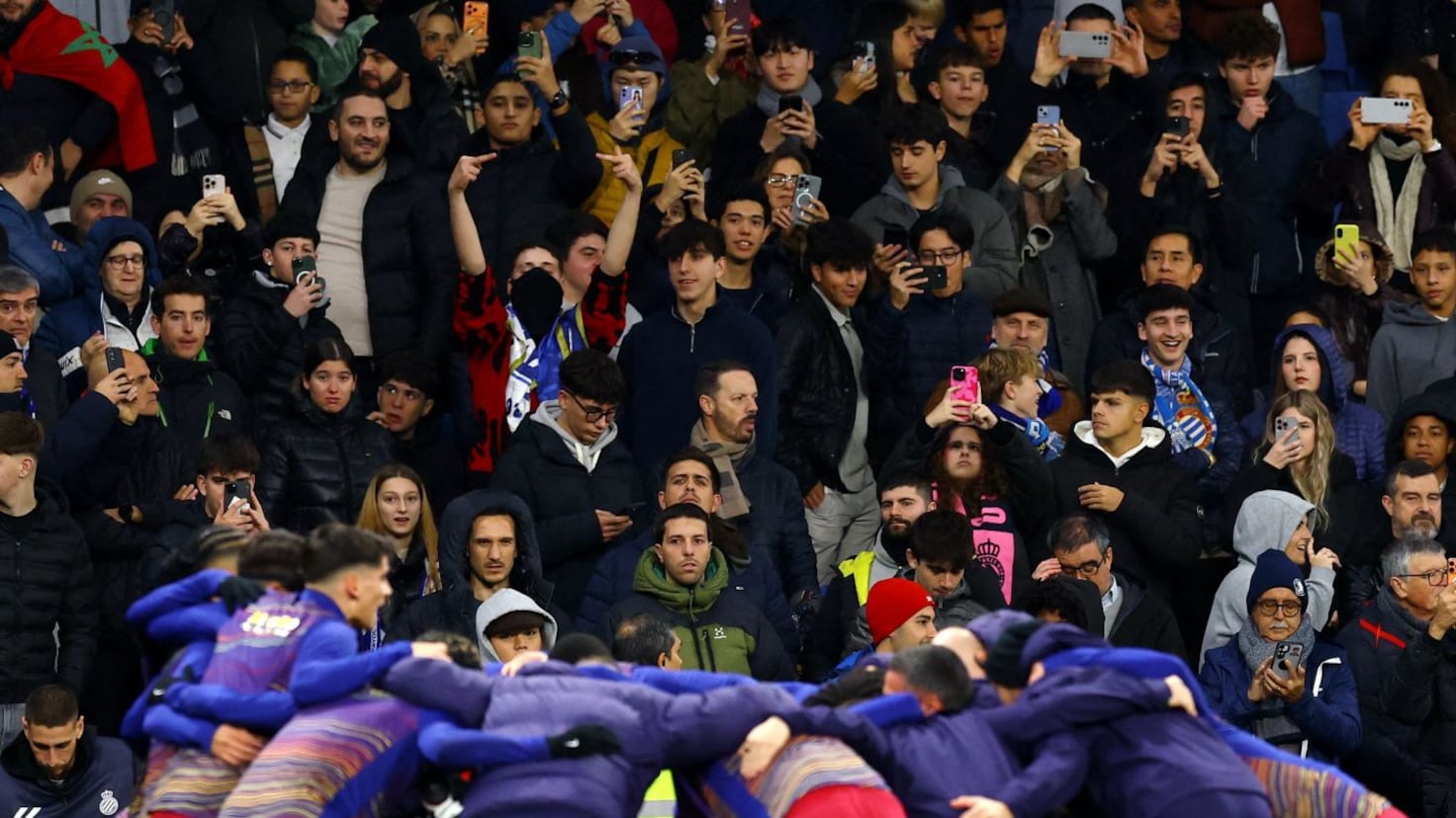 Tensiuni aprinse în derby-ul dintre Espanyol și Barcelona Duelul dintre Espanyol și Barcelona, disputat la RCDE Stadium, a fost marcat nu doar de intensitate pe teren, ci și de o atmosferă explozivă în tribune