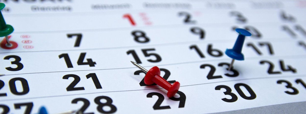 câte pică în weekend și ce sărbători se suprapun (calendar complet)