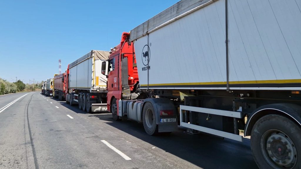 Traficul la frontiera cu Serbia, blocat temporar pentru camioane, cauza protestelor transportatorilor din sud-estul vecin Traficul pe segmentul rutier cu automarfare de la frontiera României cu Serbia a fost afectat în ultimele zile din cauza protestelor declanșate de transportatori din Republica Serbia