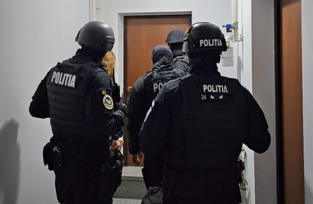 Șase percheziții domiciliare în coșmarul fraudelor bancare: peste 1,4 milioane de lei prejudiciu Peste o jumătate de zi, polițiștii din județele Constanța și Buzău au declanșat o operațiune de amploare vizând destructurarea unei rețele suspectate de fraudă bancară și falsificare de documente