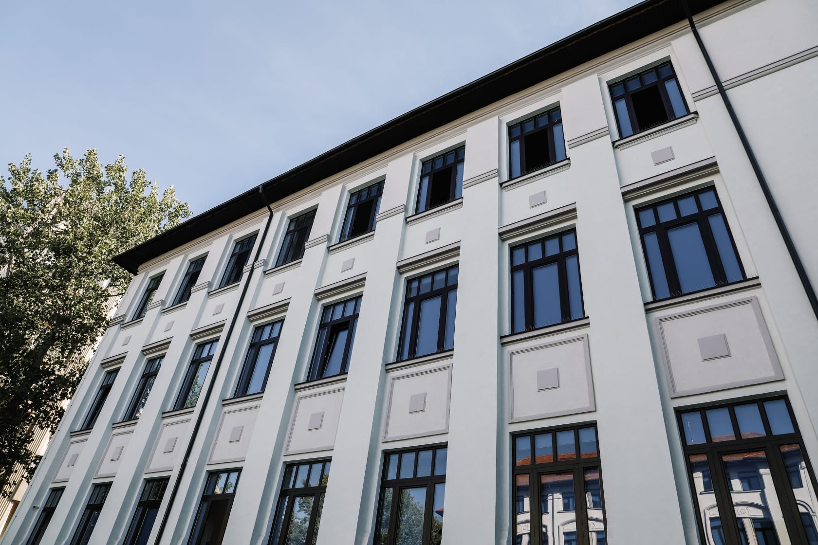 Elevi și dascăli de ziua Eminescu: un omagiu viu în inima Bucureștiului Astăzi, Colegiul Național „Mihai Eminescu”, unul dintre cele mai prestigioase din Capitală, sărbătorește Ziua Profesorului și a Școlii împreună cu simbolul național, Mihai Eminescu