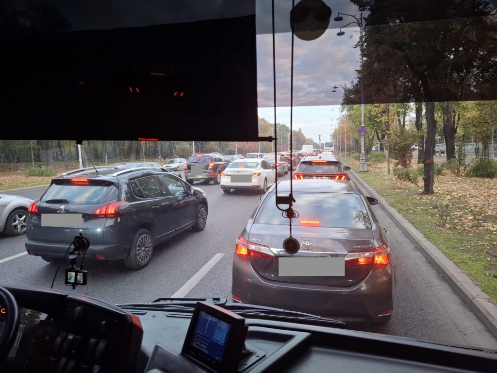 Grecia deține recordul nefast în Uniunea Europeană pentru cel mai vechi parc auto, o realitate care reflectă nu doar nivelul de dezvoltare economică, ci și politicile de achiziție și întreținere a vehiculelor în această țară mediteraneană