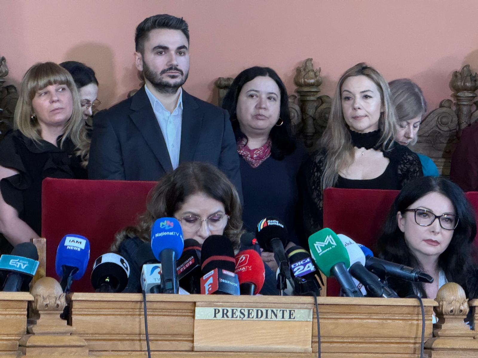 Avocata și membră AUR, Silvia Uscov, în centrul controverselor judiciare și politice ale începutului de an Într-un început de an cu nuanțe tensionate în justiție, numele avocatei Silvia Uscov, cunoscută pentru apropierea sa față de partidul extremist AUR, ajunge pe larg în atenția publicului și a mass-media