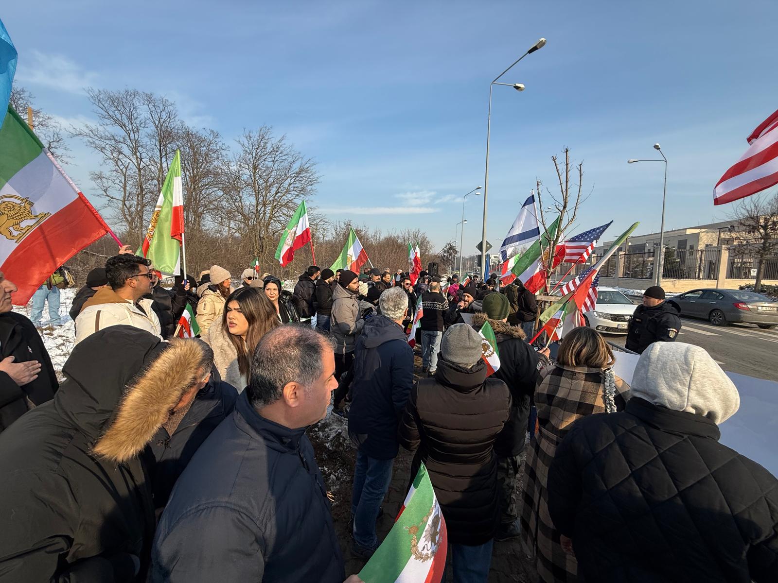 Zeci de iranieni stabiliți în România au ieșit miercuri în fața ambasadei Statelor Unite din București pentru a-și exprima sprijinul și pentru a cere intervenția președintelui american Donald Trump în conflictul sângeros din Iran