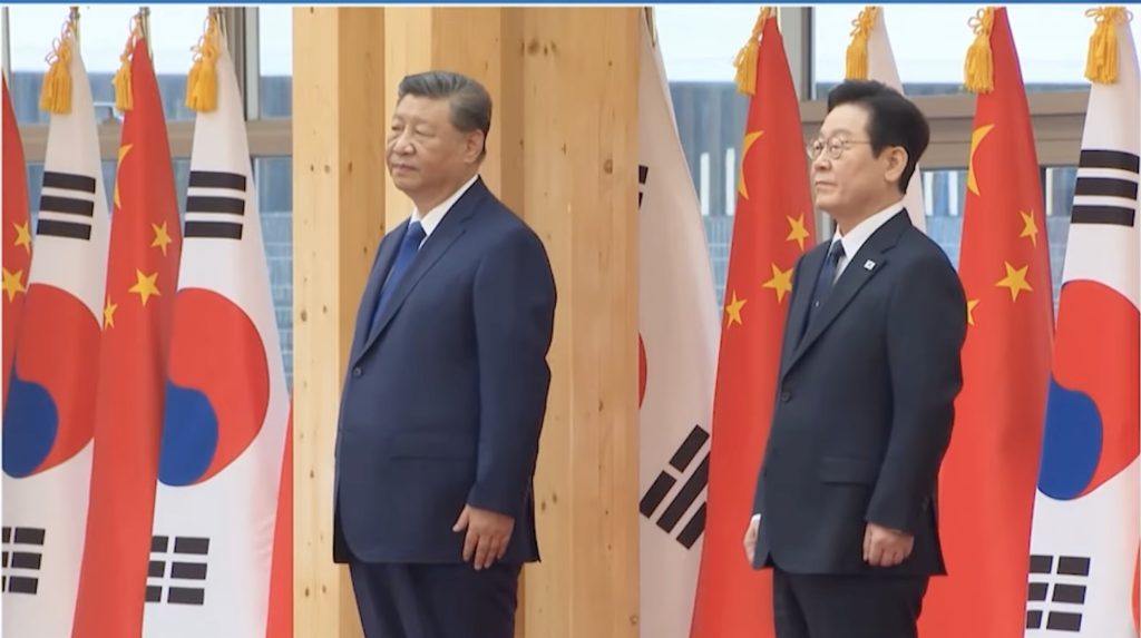 Președintele Chinei, Xi Jinping, și omologul său sud-coreean, Lee Jae-myung, au avut luni o întâlnire cu semnificație strategică la Beijing, într-un context internațional marcat de tensiuni și provocări multiple