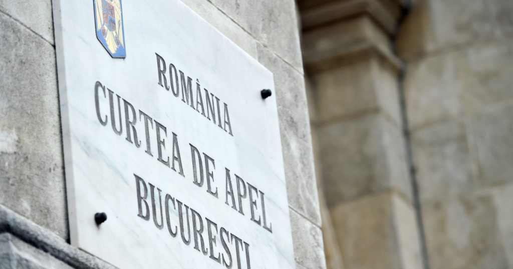 Curtea de Apel Bucureşti a amânat, luni, pentru 16 ianuarie, ora 9:00, pronunţarea în cazul contestaţiei formulate împotriva numirii judecătorilor Curţii Constituţionale Mihai Busuioc şi Dacian Dragoş, și asta în contextul în care, la o oră distanţă, Curtea Constituţională este aşteptată să se pronunţe cu privire la modificările legislare ce vizează pensiile magistraţilor