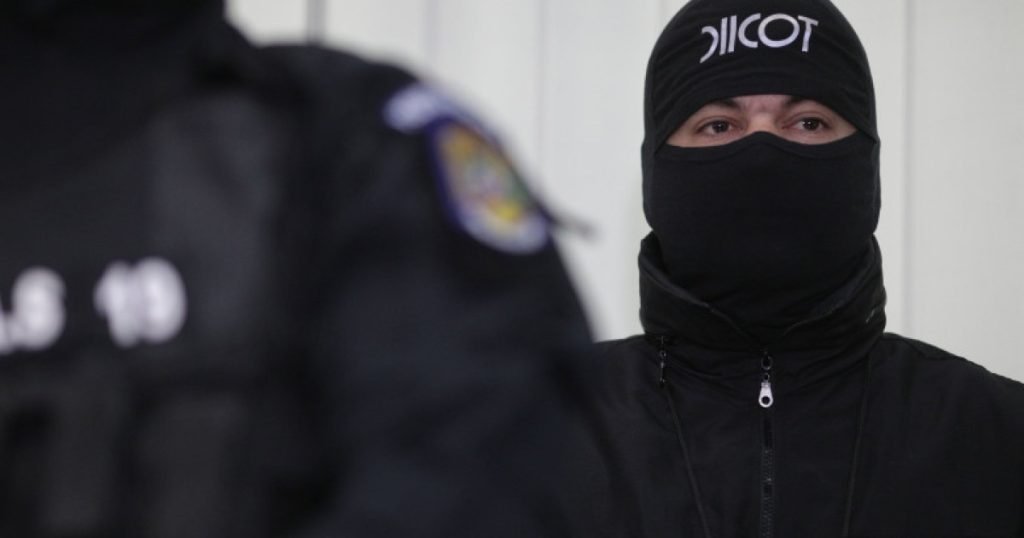 Doi români audiați în dosarul unui site pentru contractarea de asasini Autoritățile din România au desfășurat o amplă operațiune în urma unei solicitări venite din partea autorităților britanice, vizând existența unui site web suspectat că facilita contractarea de asasini
